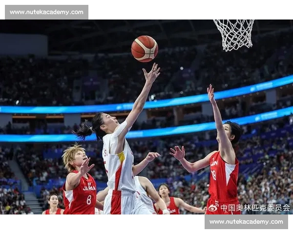 体育评论：从赛场到赛外 解析运动员表现与背后故事